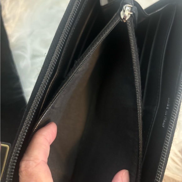 Chanel black caviar leather zippy wallet. - Picture 4 of 9